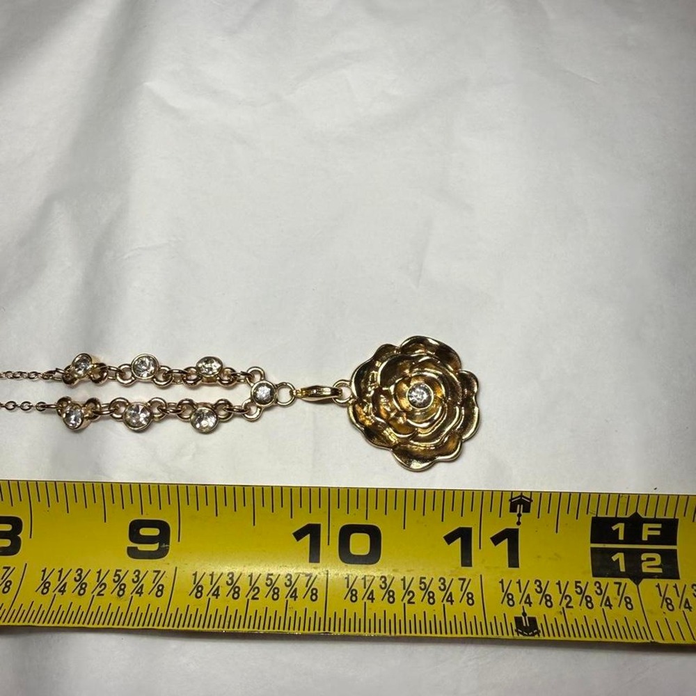 Gold rose pendant necklace with crystal accents - Picture 4 of 4